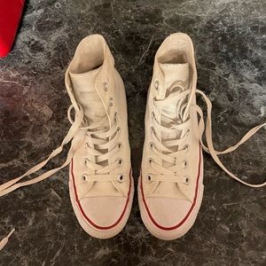 White converse size 6 in women, 4 in men.